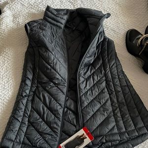 NWT 32 degree vest size M